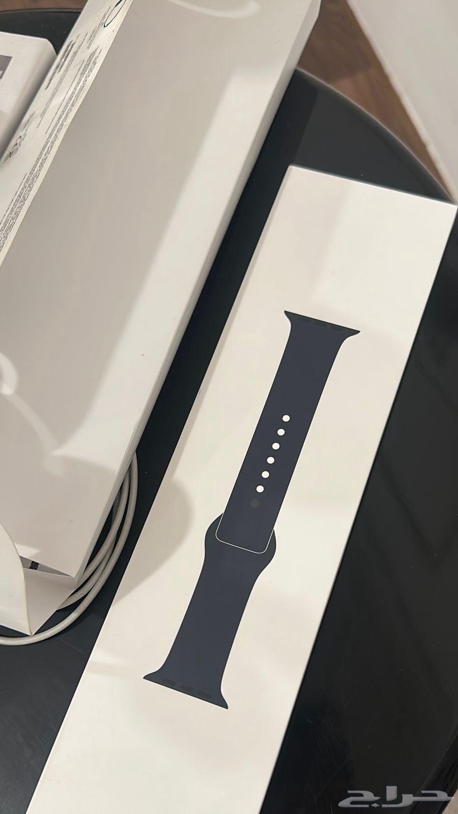 Apple Watch SE مقاس 40 نظيفه لا يوجد كسر مع جميع الملحقات64538763077507110