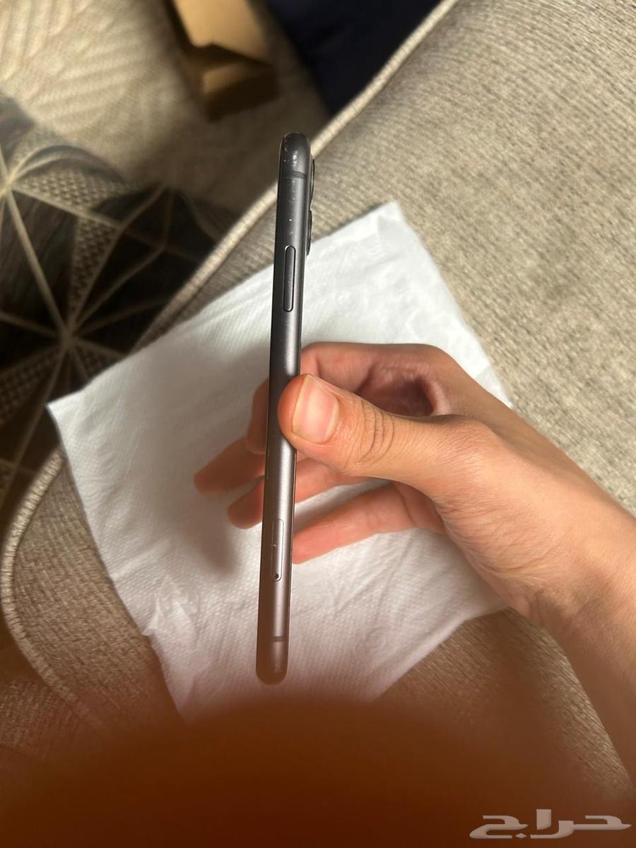 ايفون 11 عادي نضيف ..64538485356161112