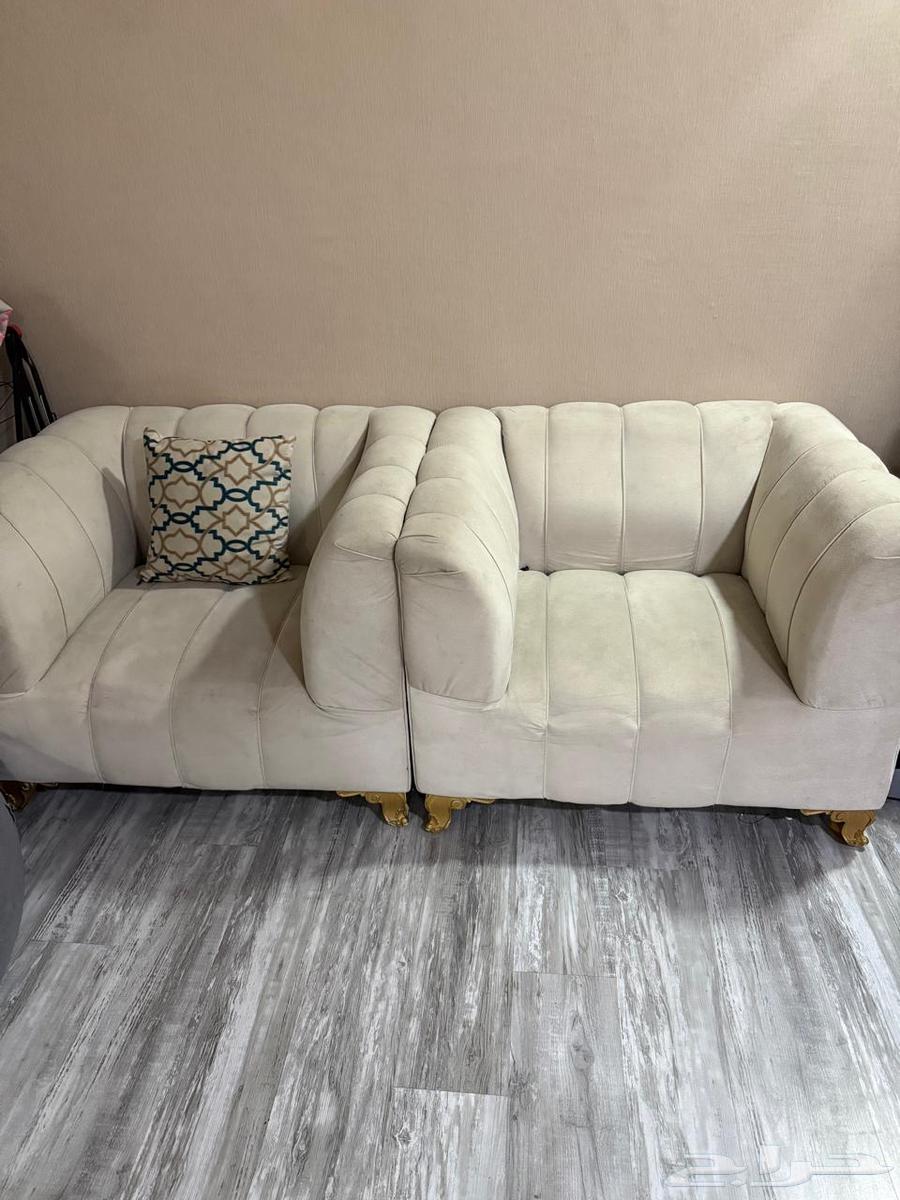 Modern sofa in excellent condition64541079646337111