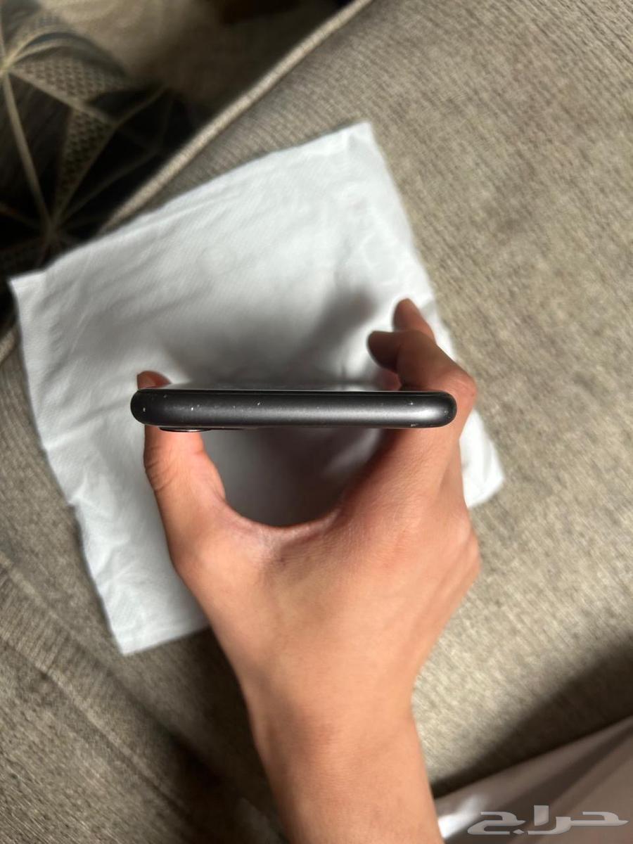 ايفون 11 عادي نضيف ..64538485356161113