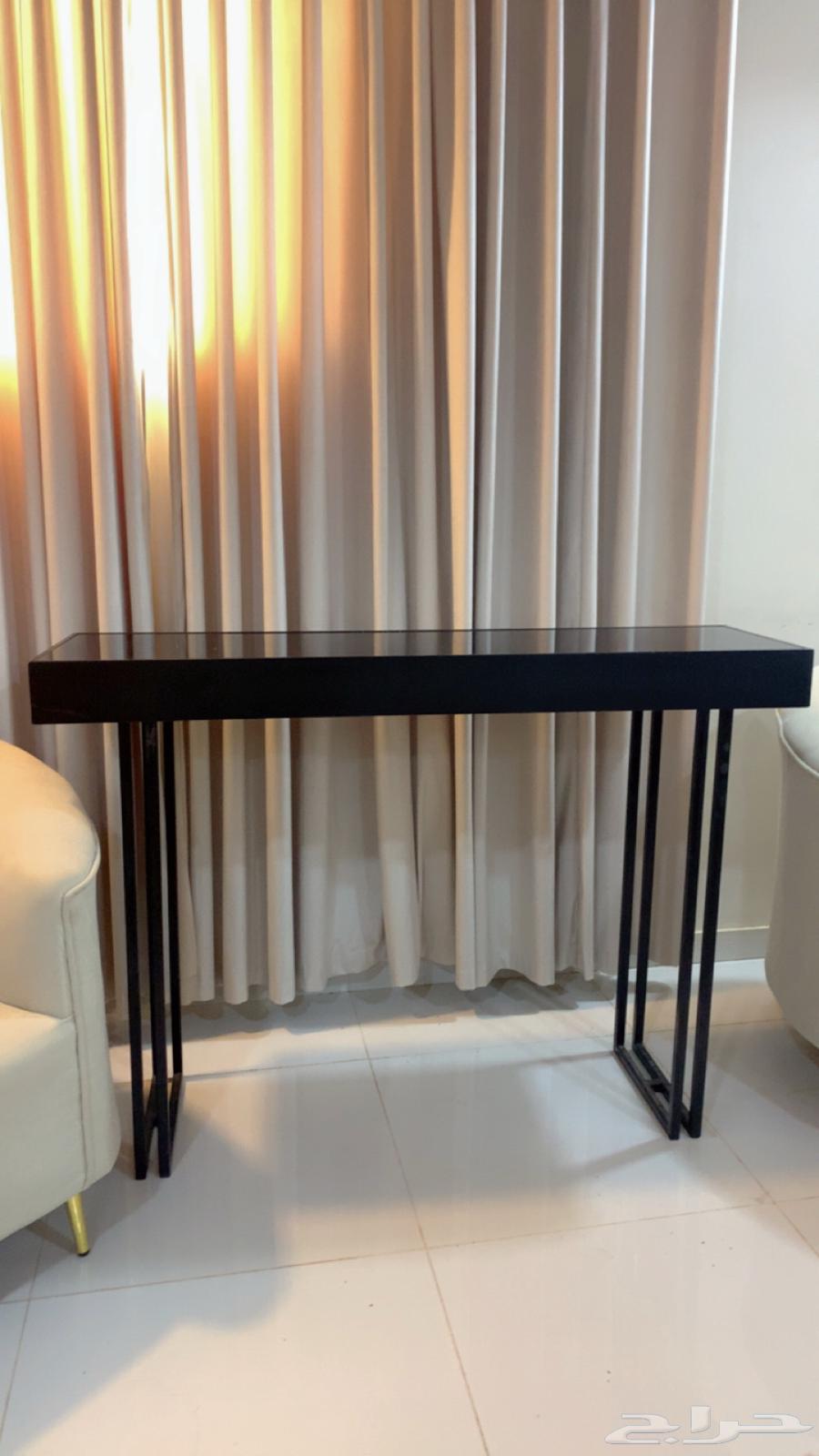 Entry with 5 serving tables64545317301505111