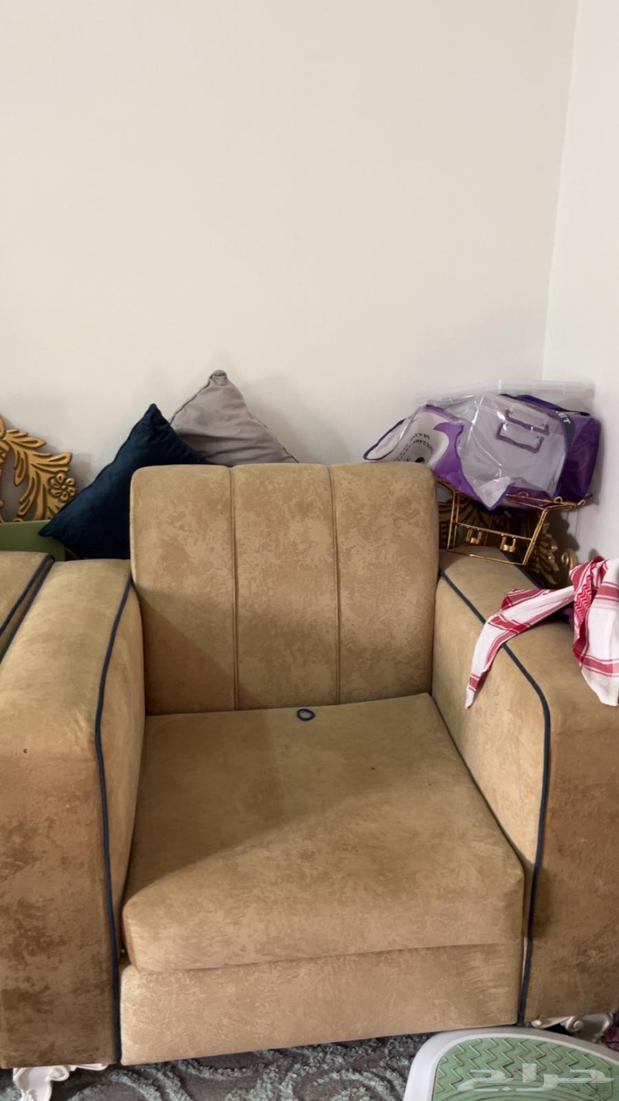 اثاث و مكواه وشاشة مع طاولته جديده وتشتغل والله نظيفف64549457804546111