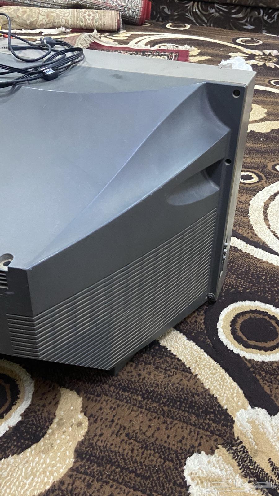 تلفزيون قديم مع جميع اغراضه64544891572865112