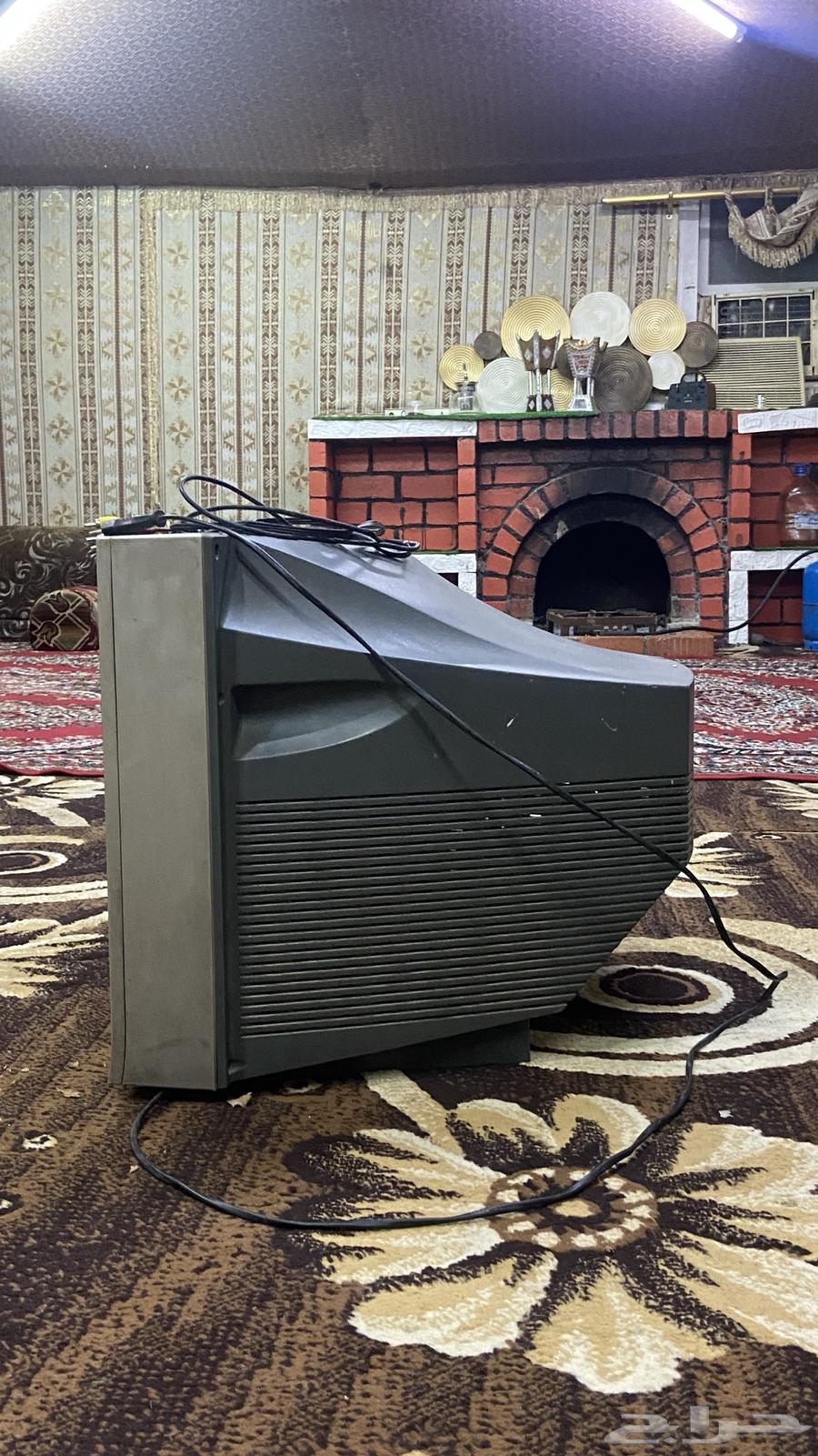 تلفزيون قديم مع جميع اغراضه64544891572865111