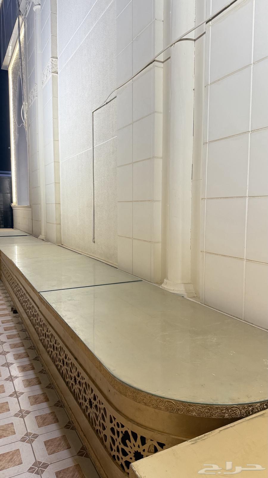 Buffet table right palace never broken before64543846159618110