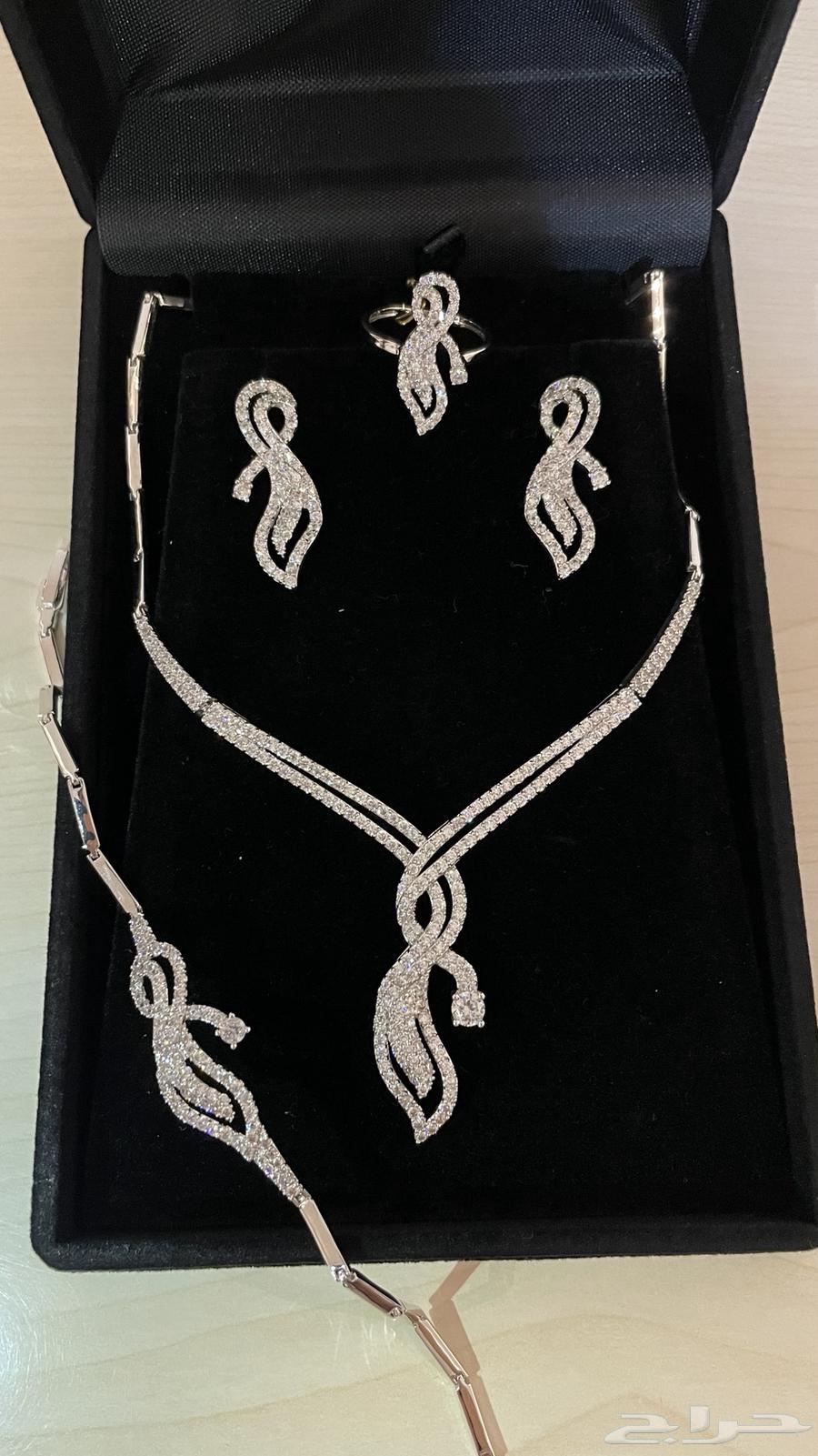 A stunningly shiny occasion set64552760796803111