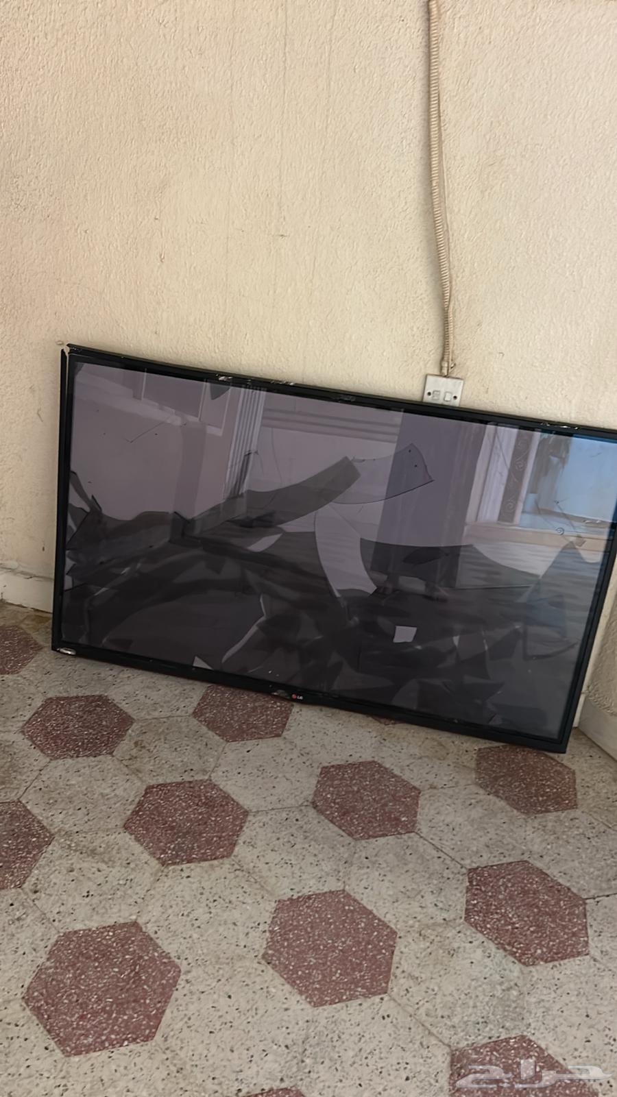 Two screens, one large broken and the other I don't know about it for sale64551705135618113