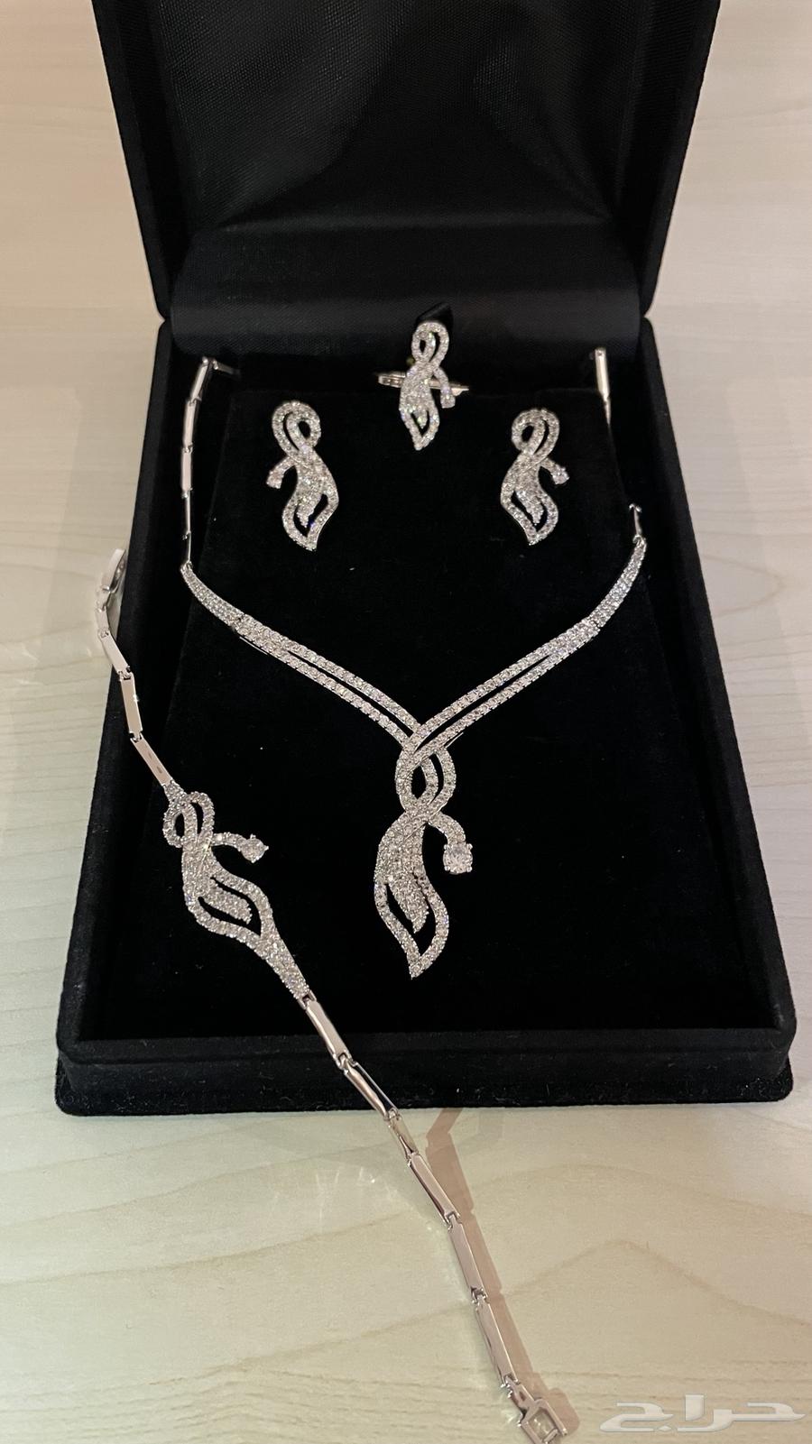 A stunningly shiny occasion set64552760796803112