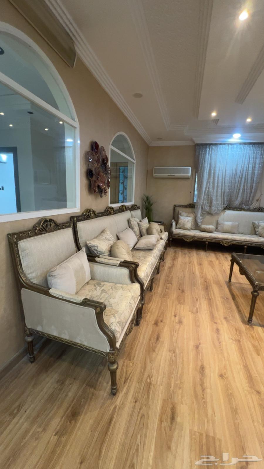 كنب صاله مع طاولات خدمه 20 نفر الغرفه اللي فيها الكنب 10 ب564549754670850112