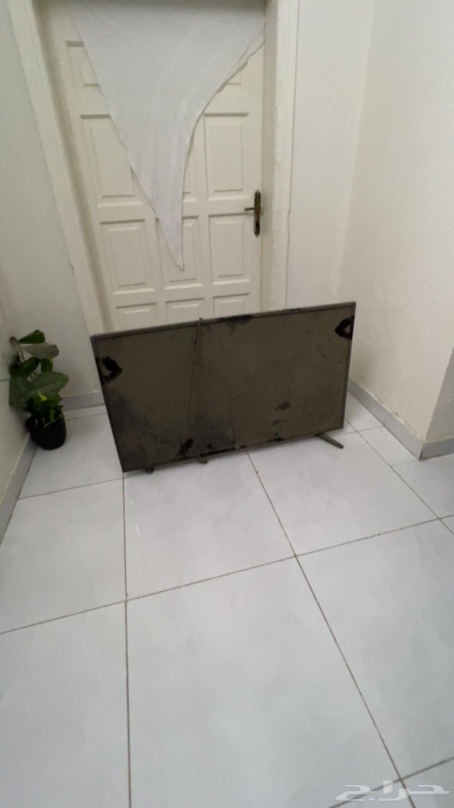 السلام عليكم شاشة للبيع المقاس 50 بوصه64550445804417112