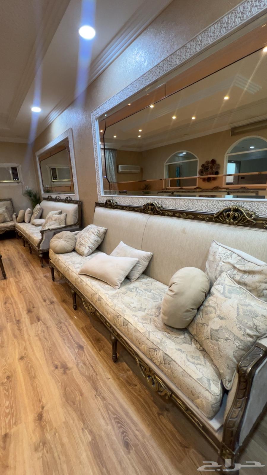 كنب صاله مع طاولات خدمه 20 نفر الغرفه اللي فيها الكنب 10 ب564549754670850111