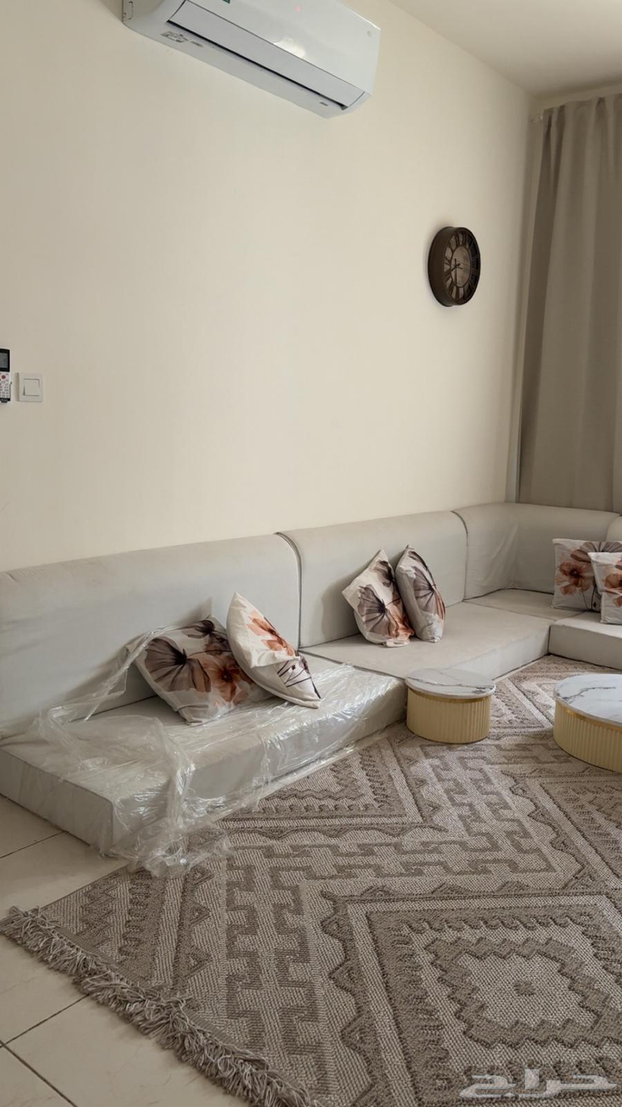 Floor seating set for sale with tables and cushions, price 150064546144694402112