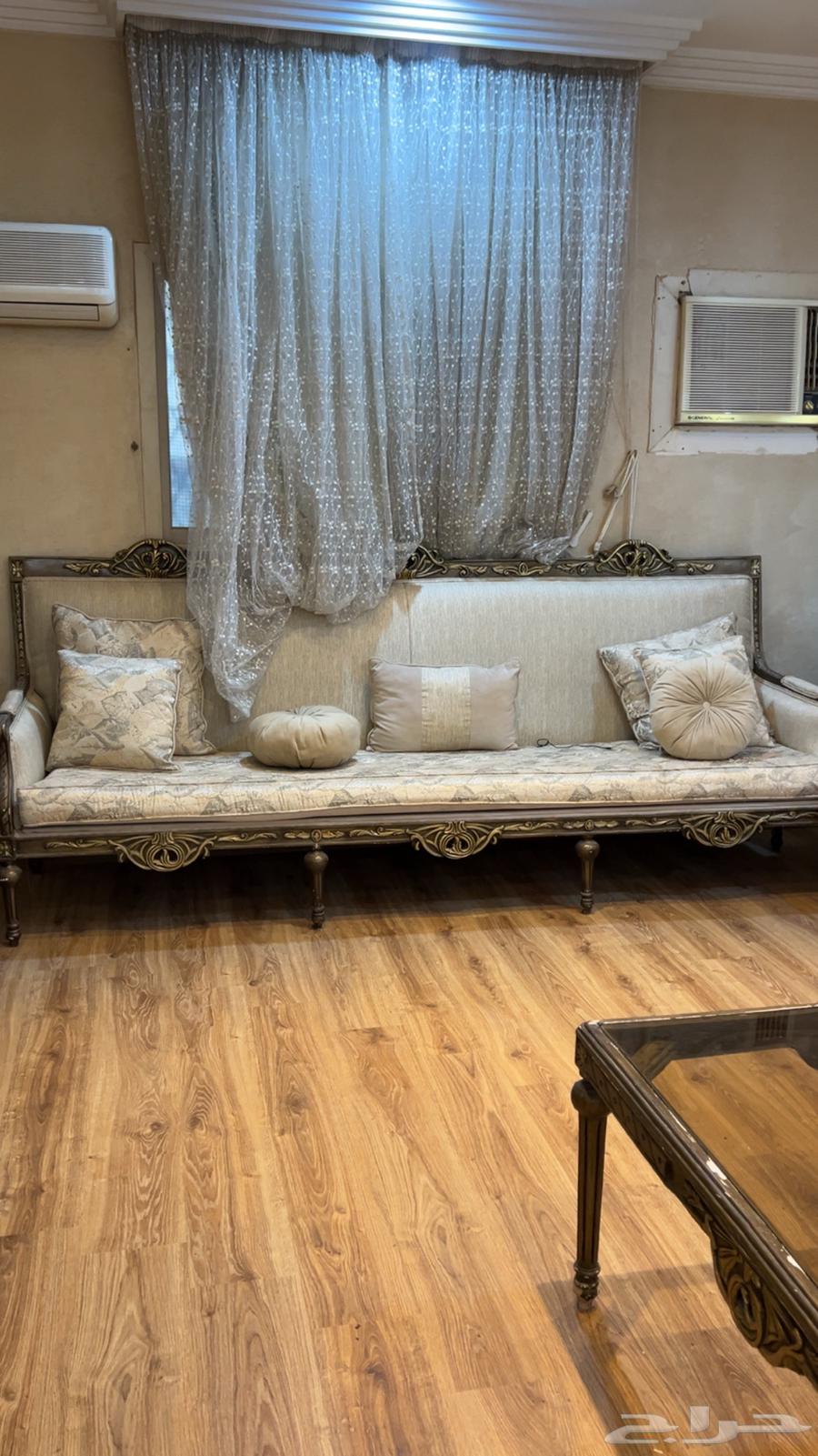 كنب صاله مع طاولات خدمه 20 نفر الغرفه اللي فيها الكنب 10 ب564549754670850110