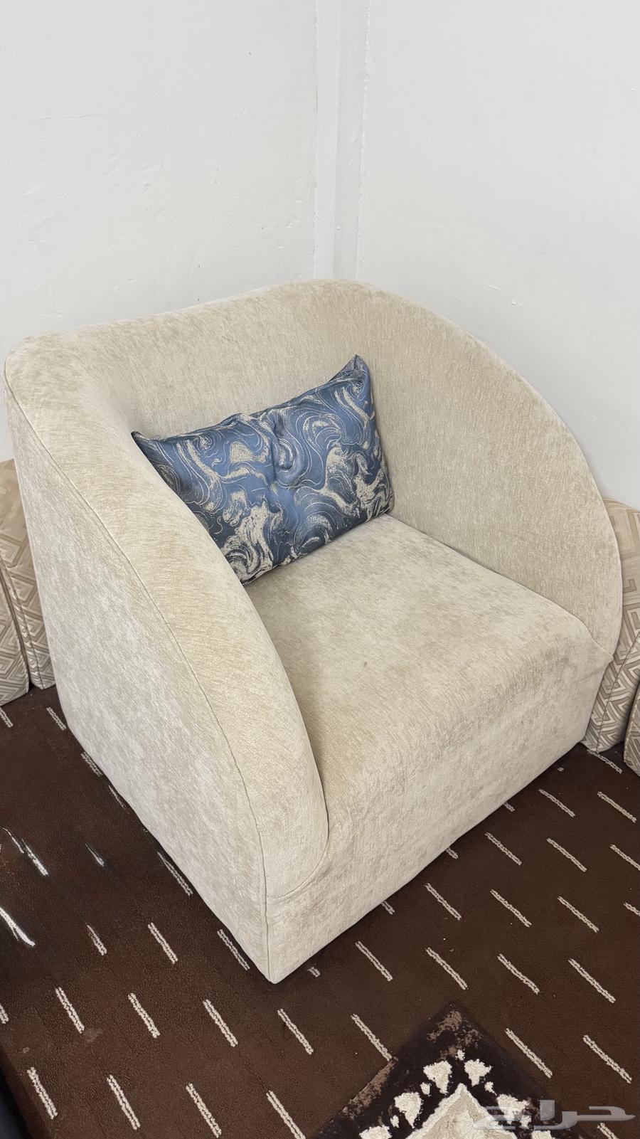 طاولتين مع كرسي للبيع على السوم64548575482881110