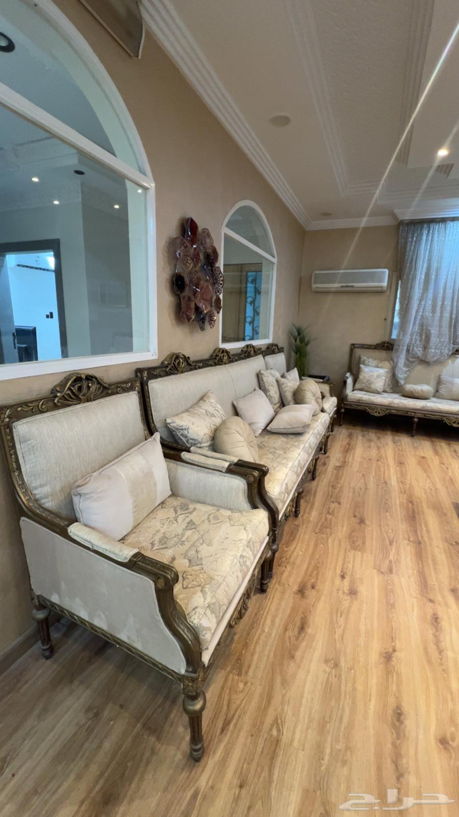 كنب صاله مع طاولات خدمه 20 نفر الغرفه اللي فيها الكنب 10 ب564549754670850113