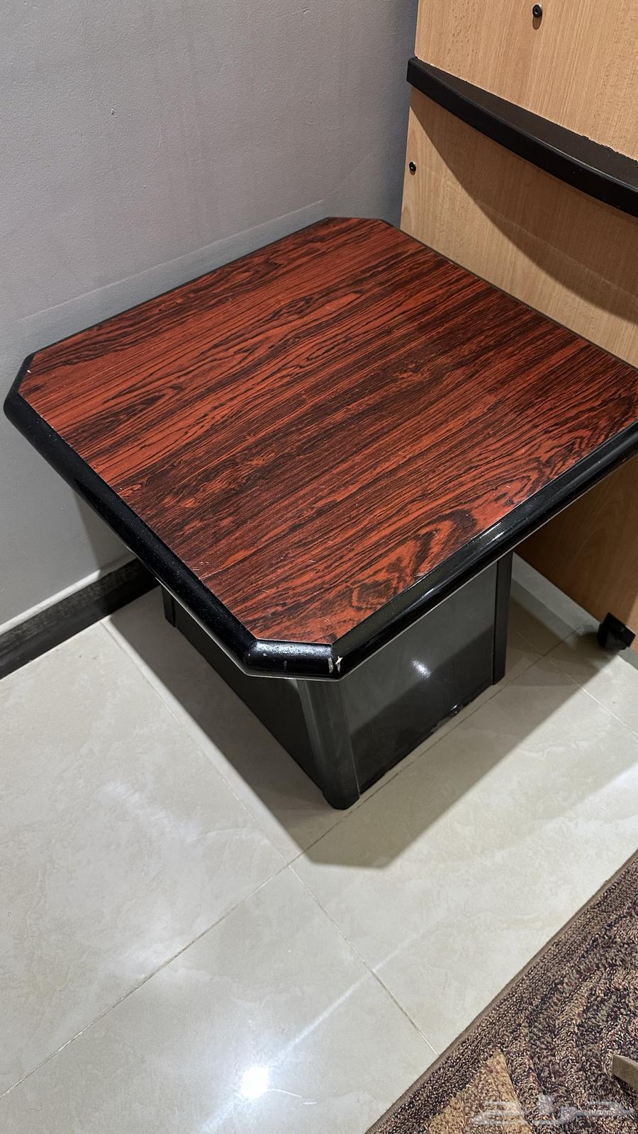 Computer desk and small table (free)64549896324225111