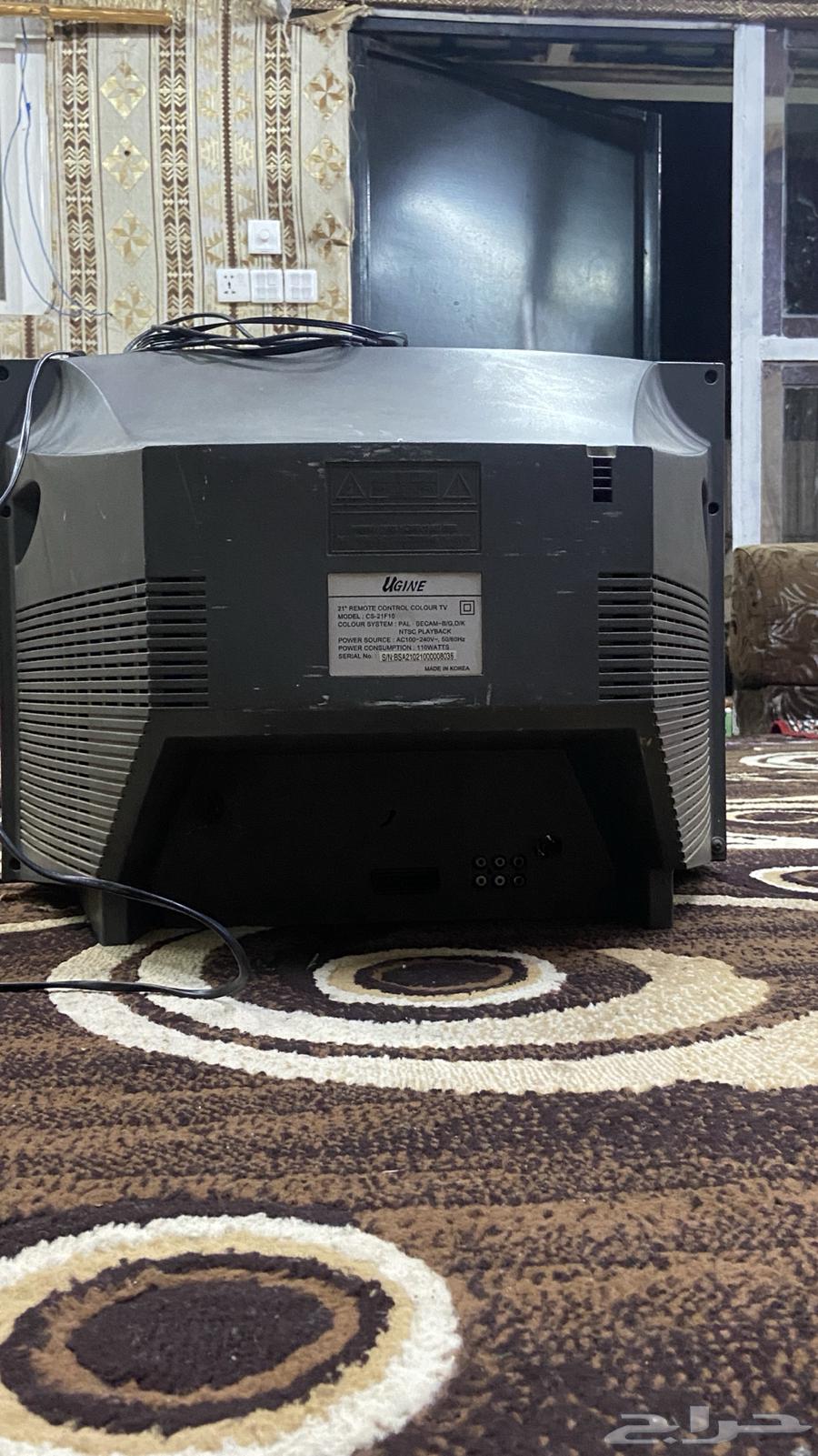 تلفزيون قديم مع جميع اغراضه64544891572865114
