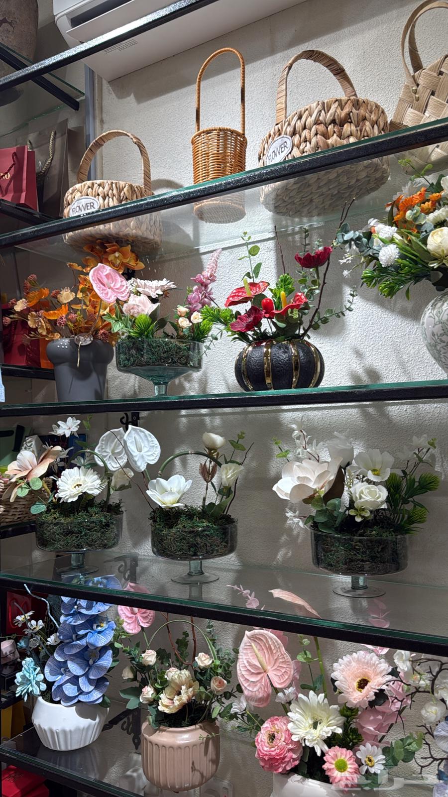 للبيع ارفف محل حديد وقزاز وكنبة64544241241345110