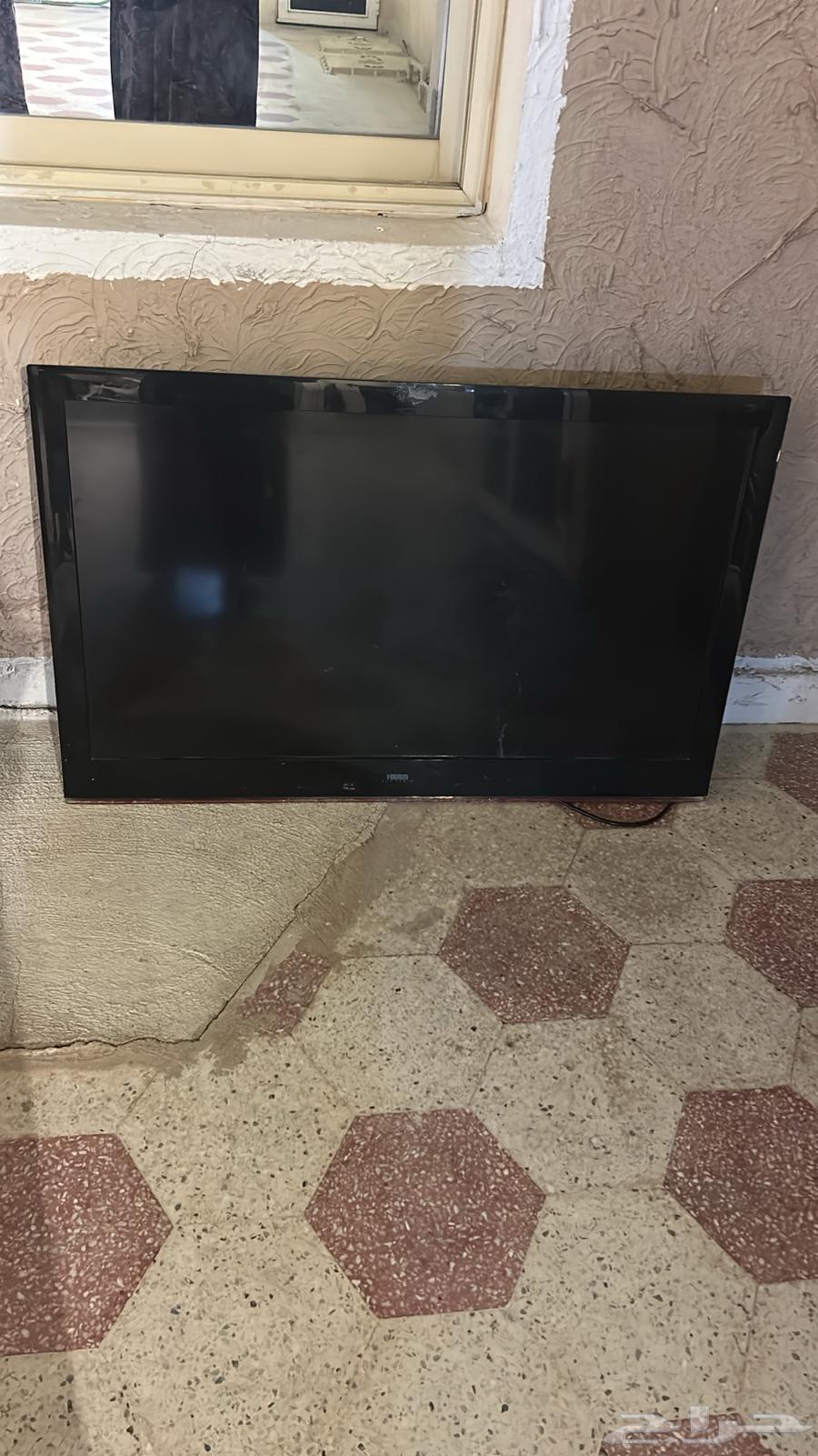 Two screens, one large broken and the other I don't know about it for sale64551705135618112