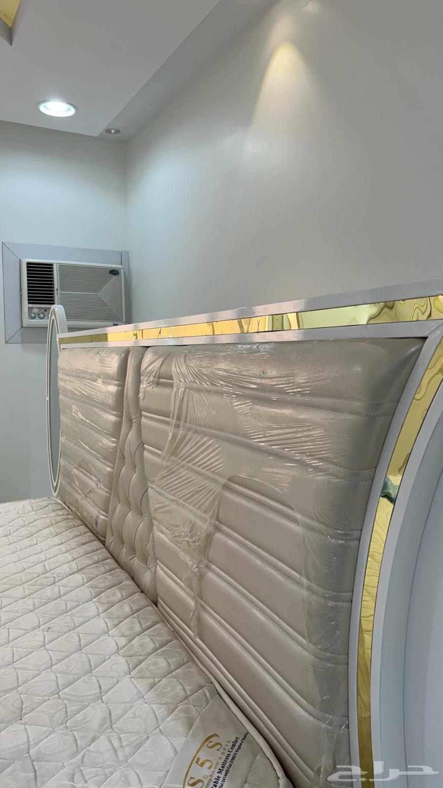 Bed head, stands, and brooms64547902293505110