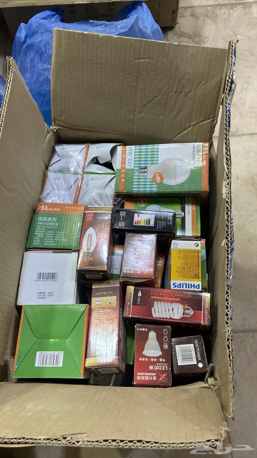 كراتين لمبات  وافياش  واسلاك كهرب  ومروحة  للبيع.64550916983299111