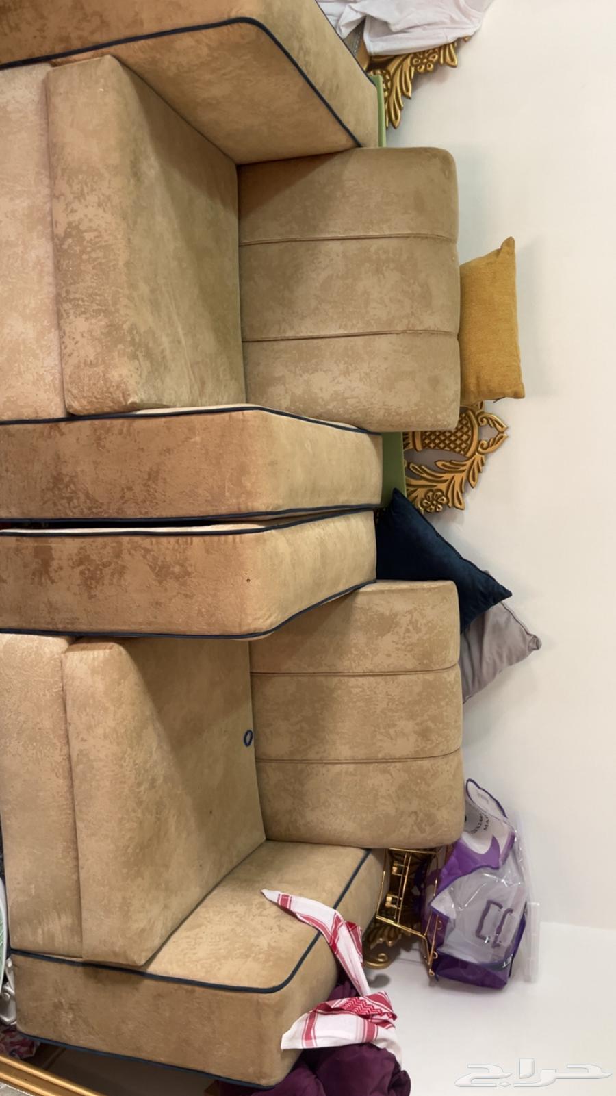 اثاث و مكواه وشاشة مع طاولته جديده وتشتغل والله نظيفف64549457804546112