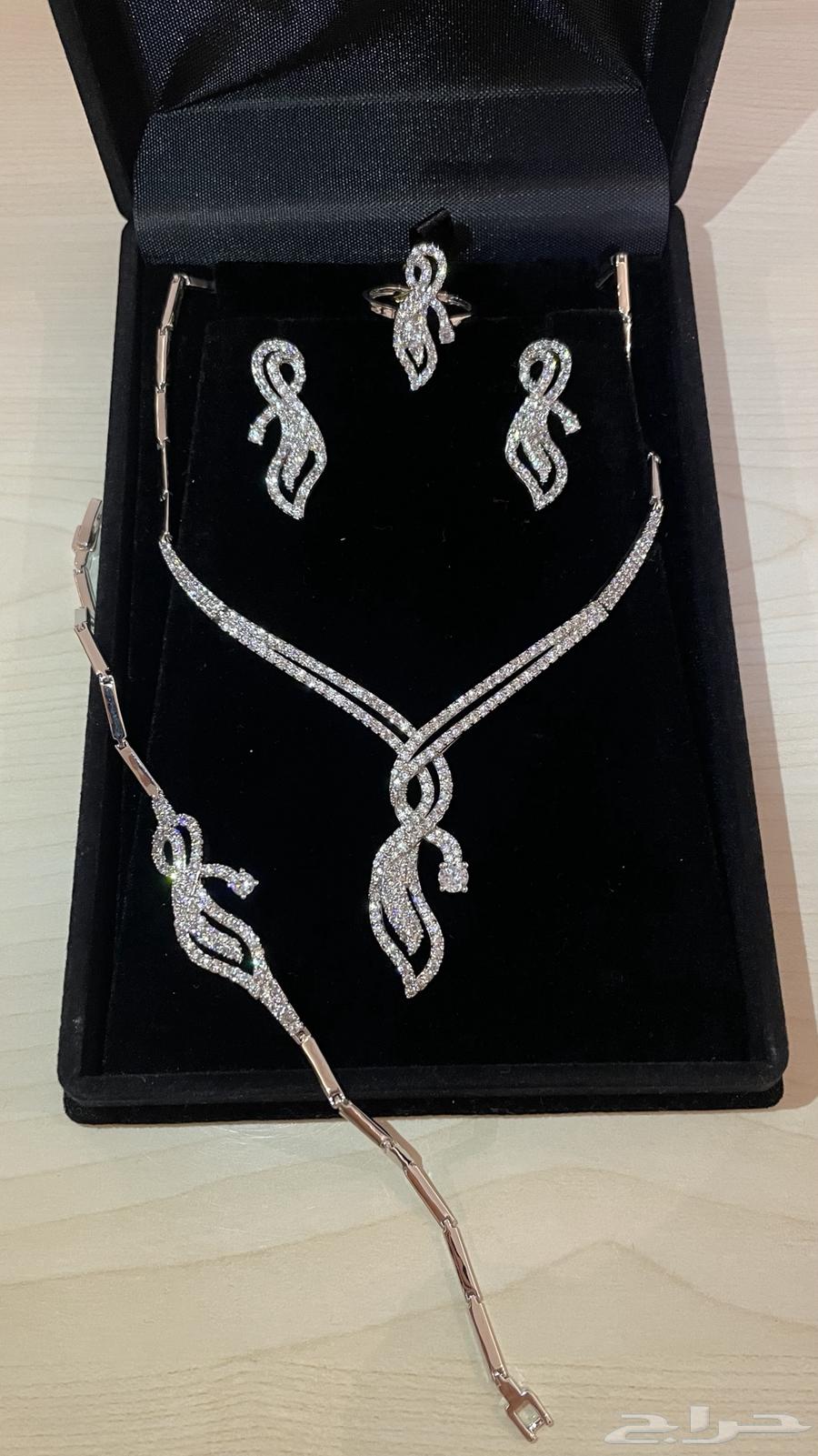 A stunningly shiny occasion set64552760796803110