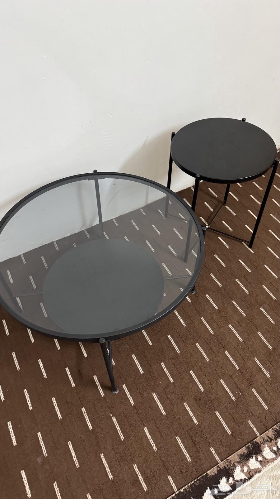 طاولتين مع كرسي للبيع على السوم64548575482881111