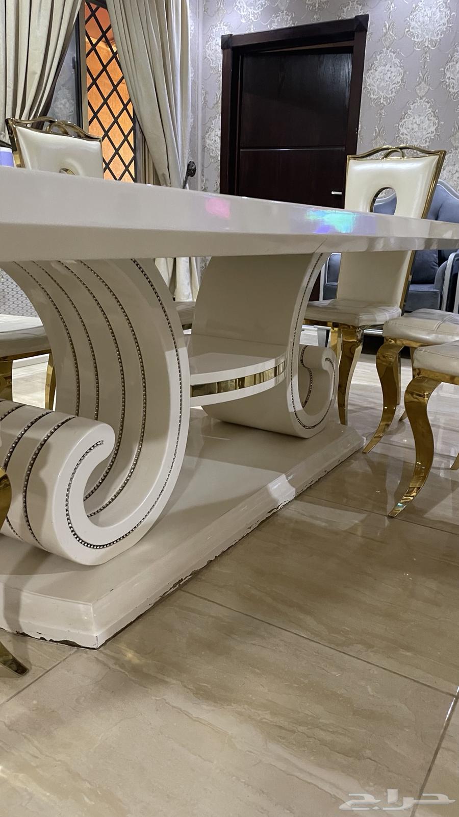 طاولة طعام مع طاوله بوفيه للبيع64548547465859114