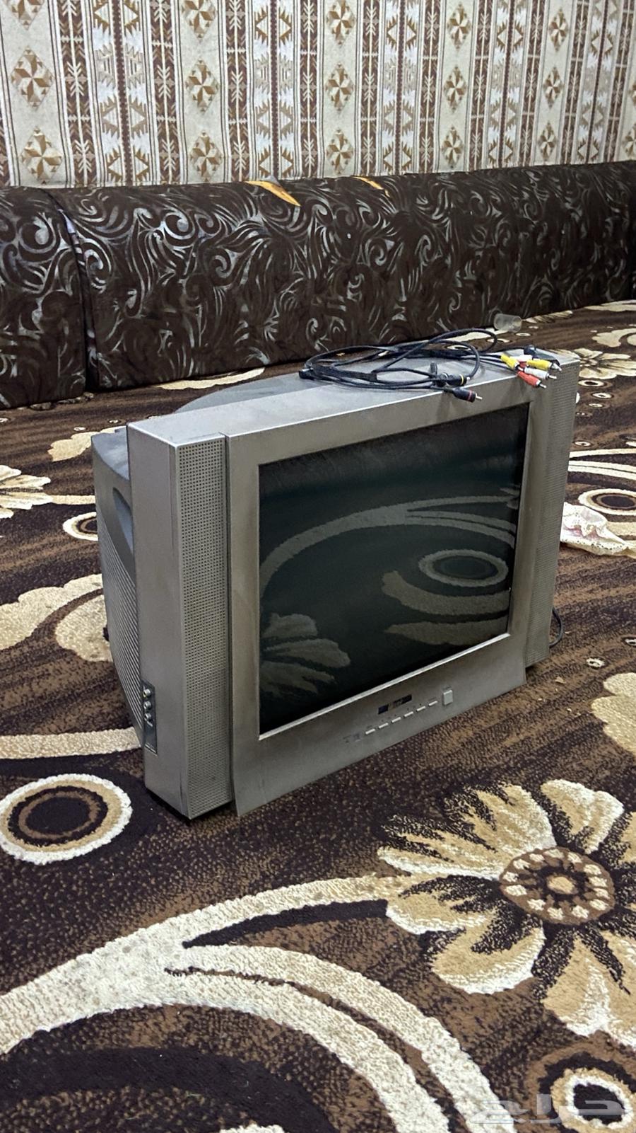 تلفزيون قديم مع جميع اغراضه64544891572865110