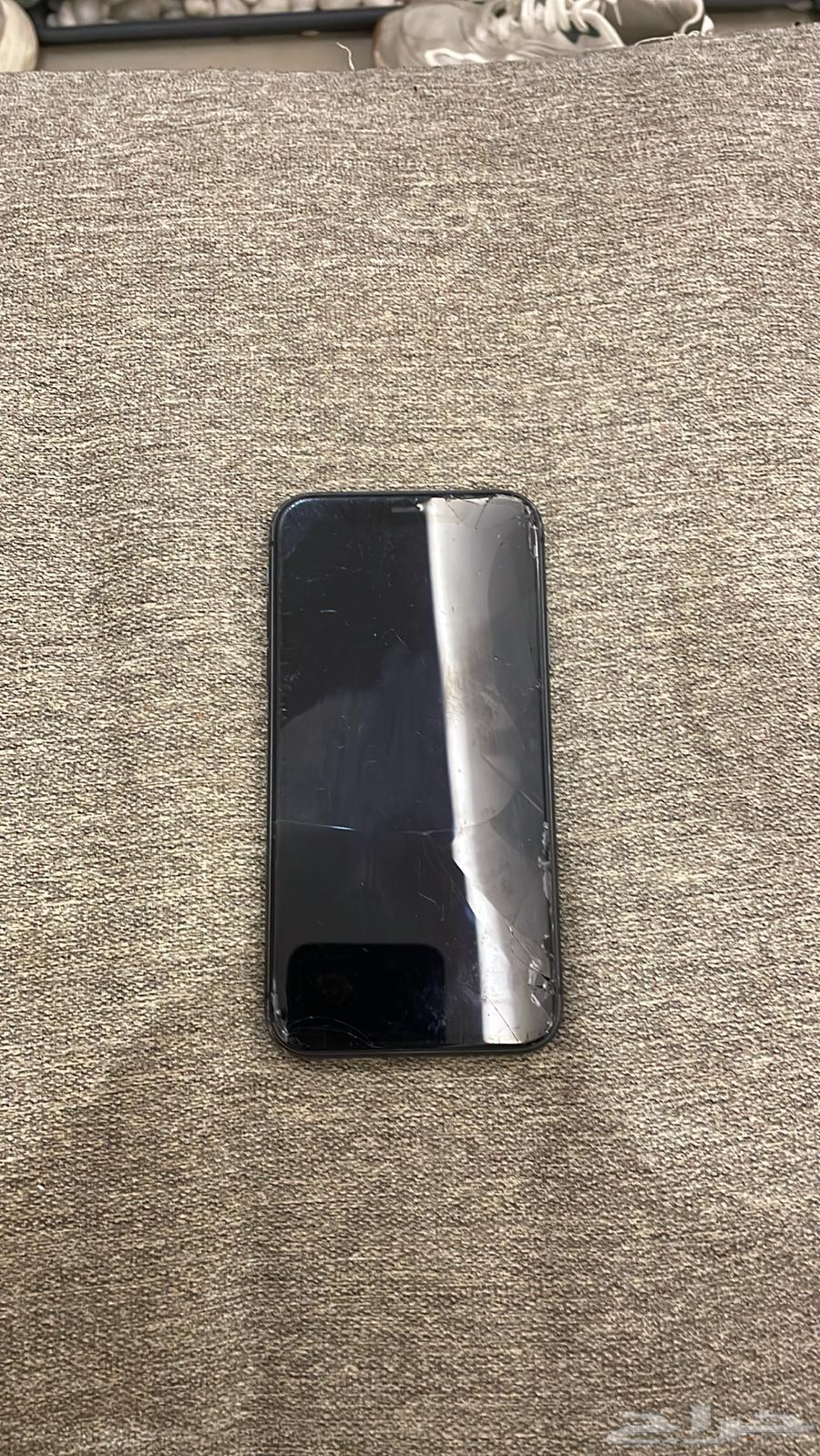 iPhone 11 for sale with a cracked screen but does not affect performance64545602050563111