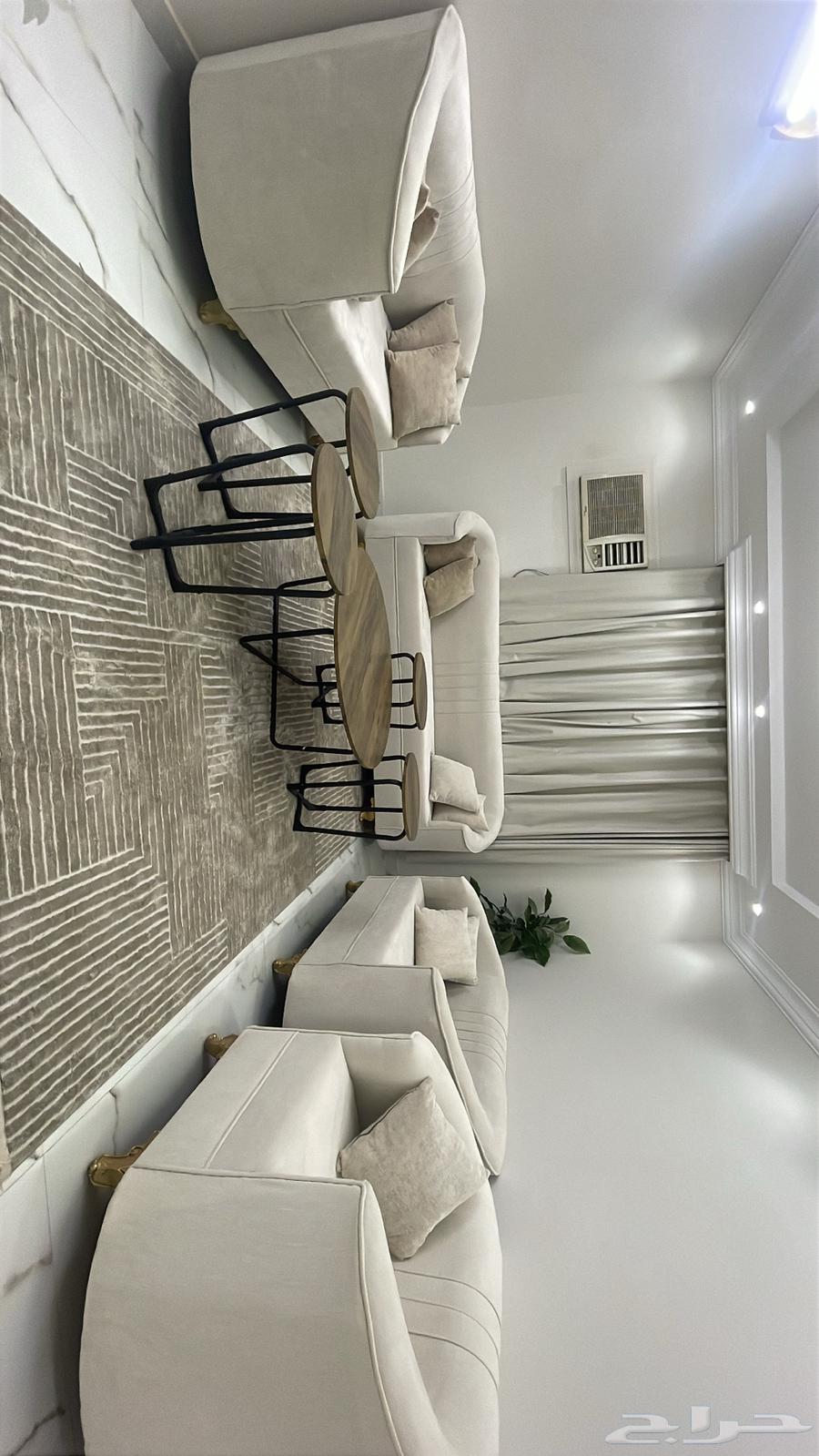 New and clean beige 8-person sofa with tables and mat64550560275074111