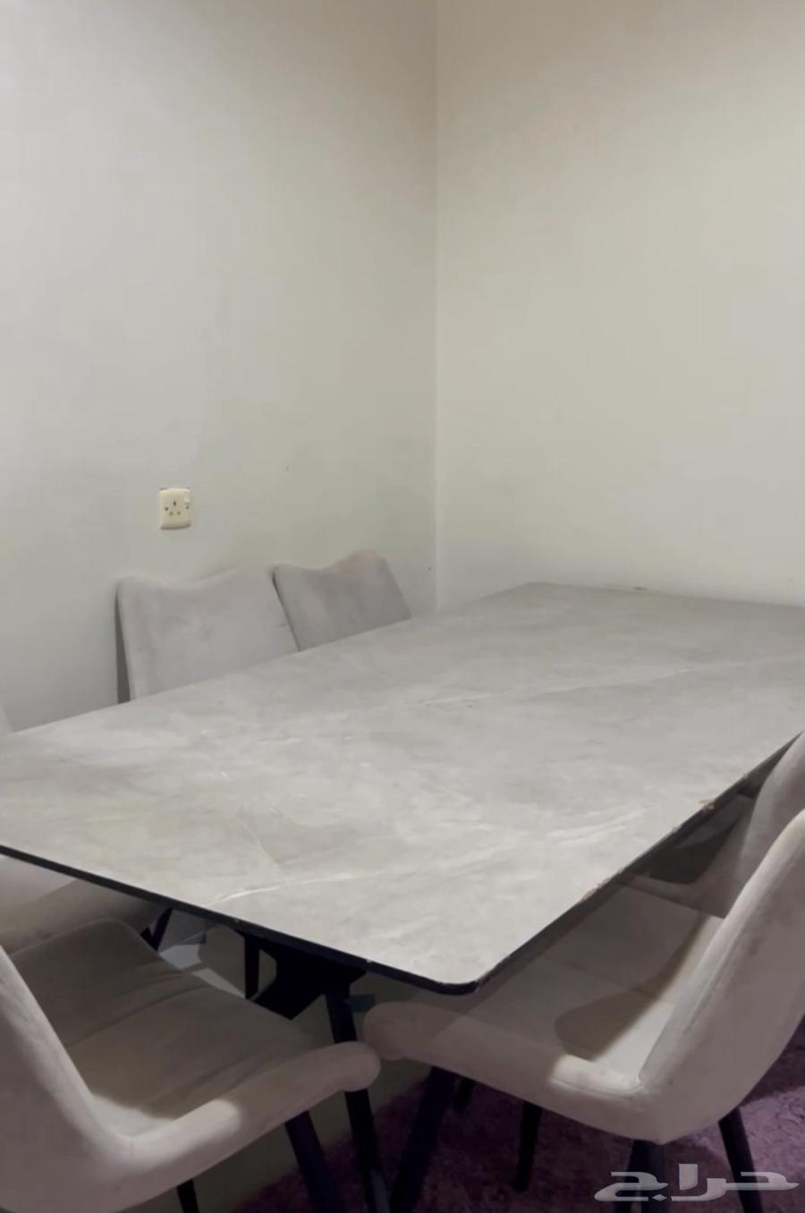 طاولة طعام للبيع نضيفه64552604801665110
