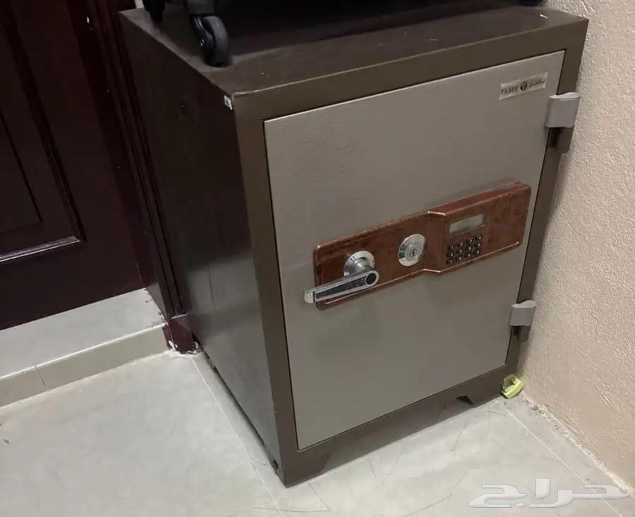 خزنه واجهزة كهربائية وتلفزيون قديم64548210587650111