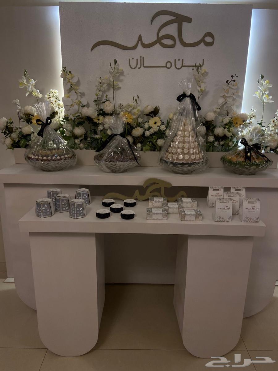 Reception cradle for a bride64548378770946110