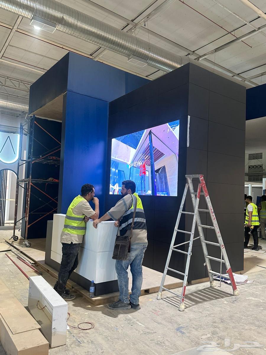 Event and celebration setup with large screens and professional audio systems64550605091587113