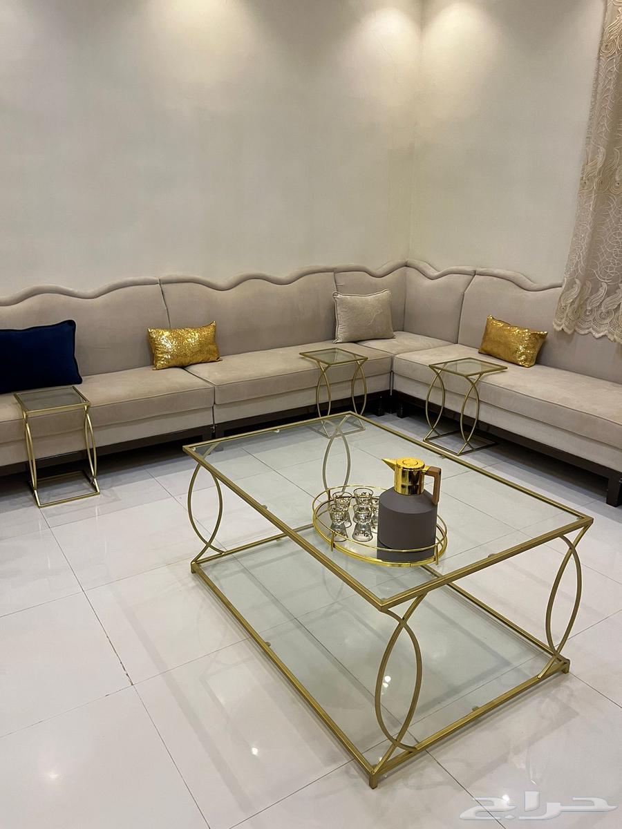 كنب للبيع نظيف مع طاوله وستاير. آخر واحد نبيع64544481040513111