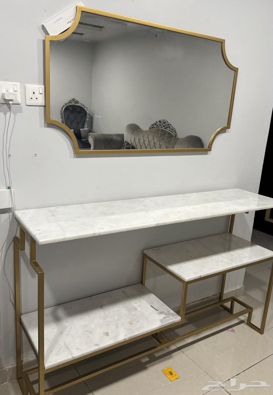 Reception table with mirror64544171200643110