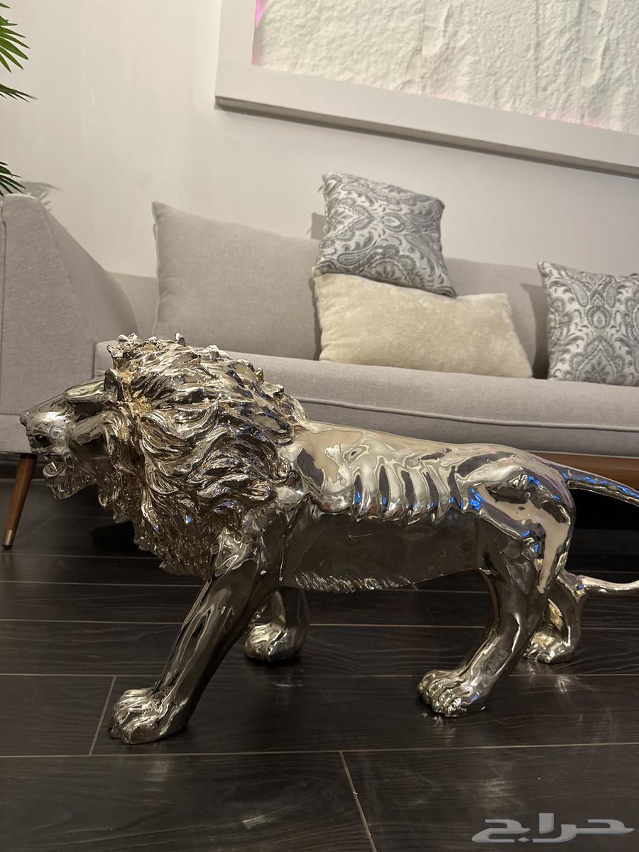 Statues (Lion Tiger) There are some scratches on the lion as shown in the images64544551941121112