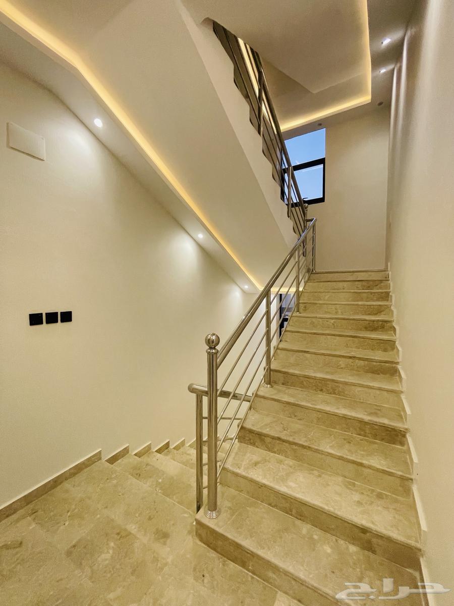 Apartment for sale, upper floor with roof, elevator installed, Al-Diyafa neighborhood, at a suitable price64144800284418113