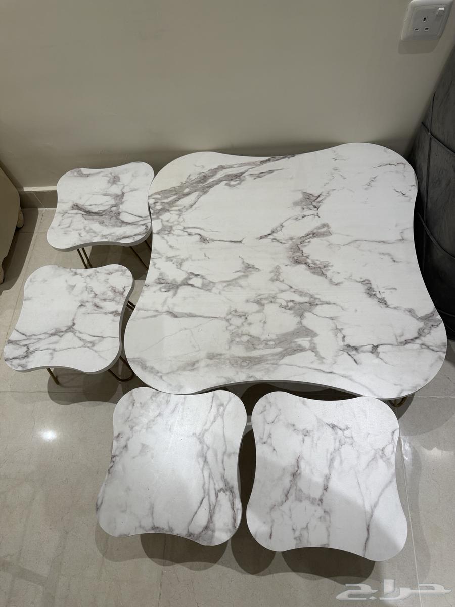 طاولة ومعها 4 خدمه شبه جديده64544834679553111