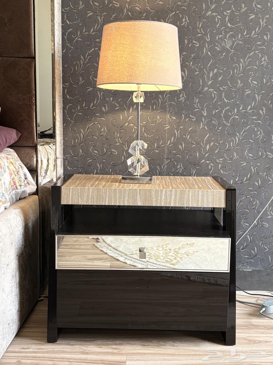 طاولة او كومدينة غرفة نوم فخمة وجديدة64547179638658110