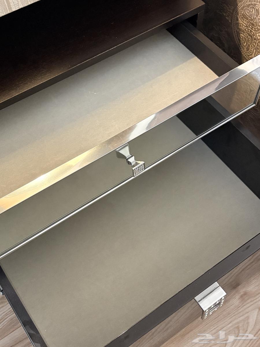 طاولة او كومدينة غرفة نوم فخمة وجديدة64547179638658114