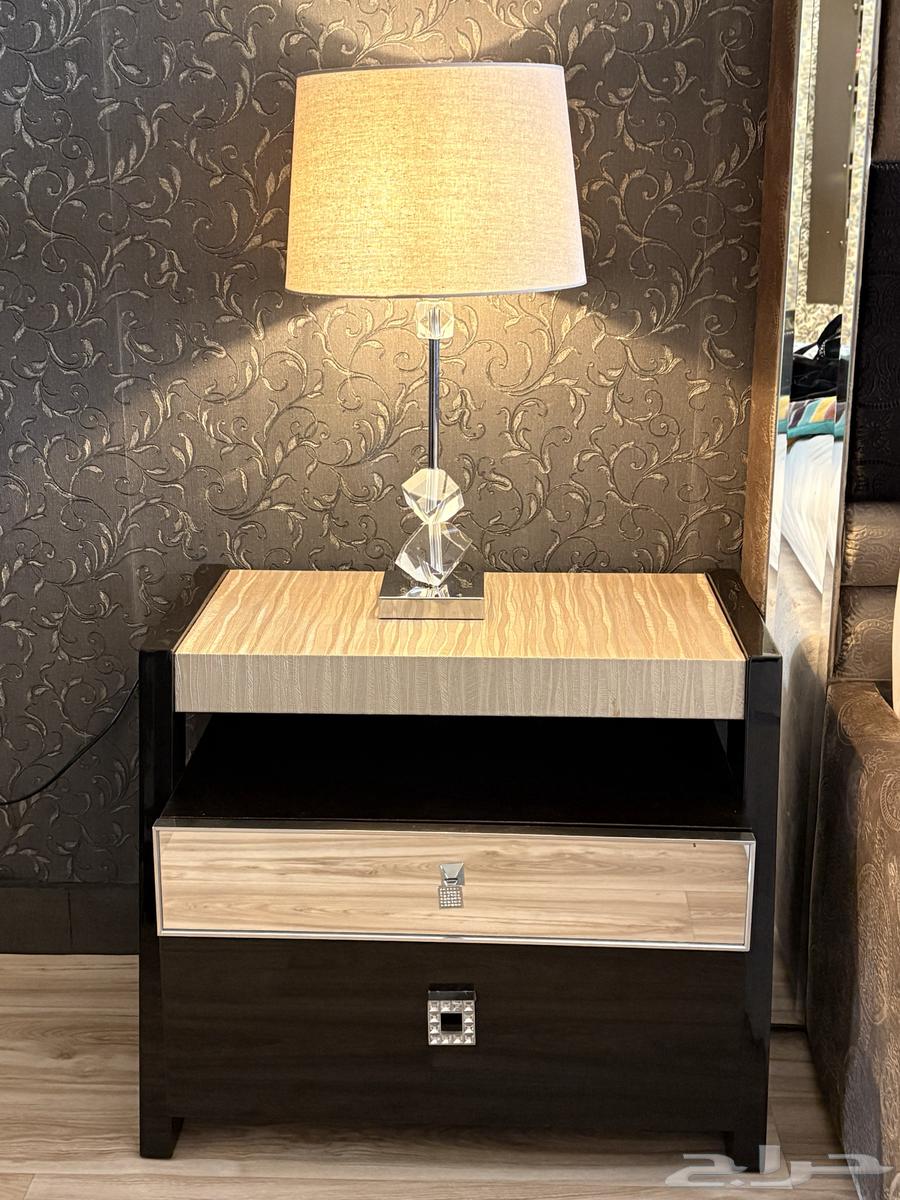 طاولة او كومدينة غرفة نوم فخمة وجديدة64547179638658112