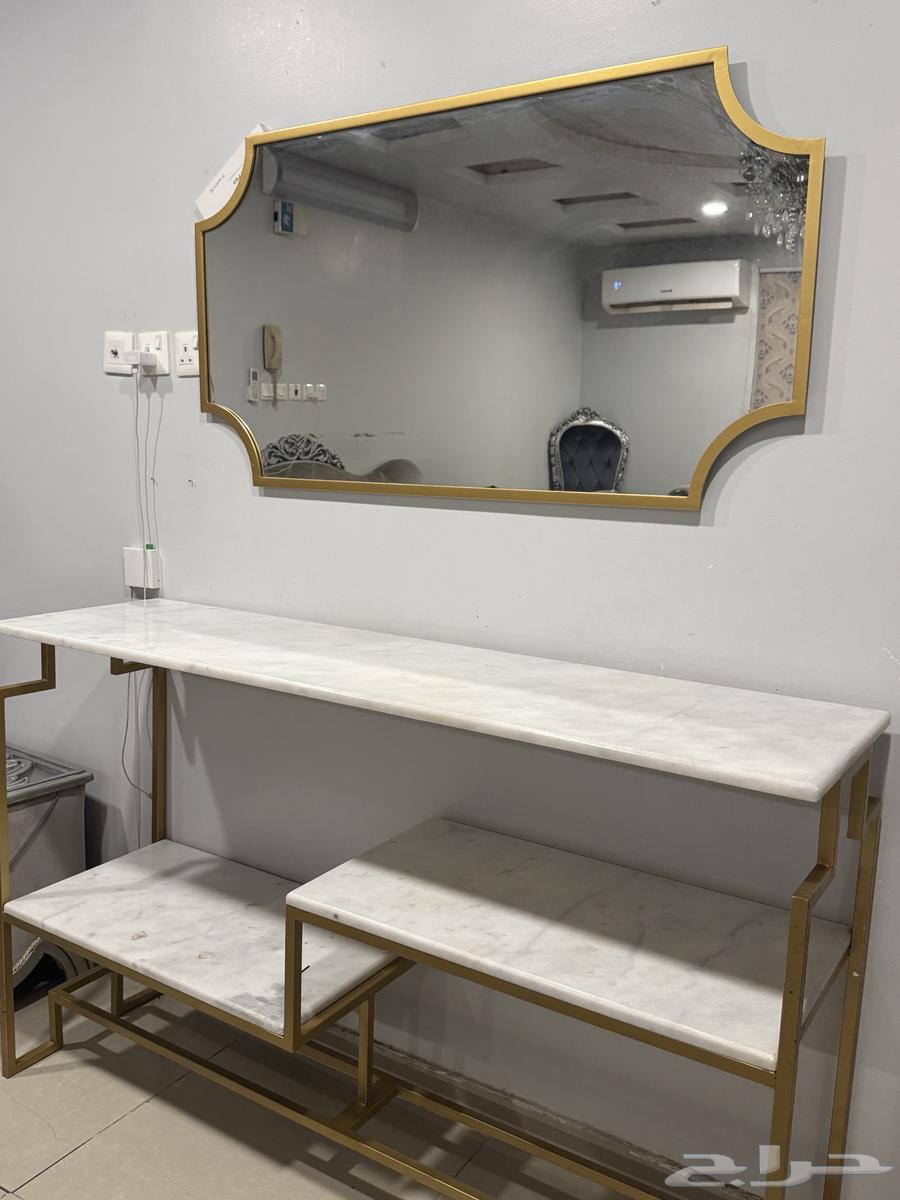 Reception table with mirror64544171200643111