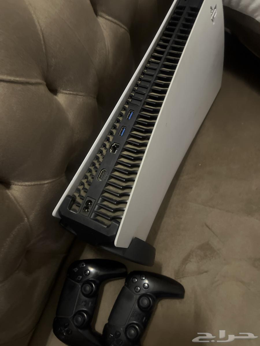 Sony 5 for sale, Sony in good condition with two controllers64549093028737112