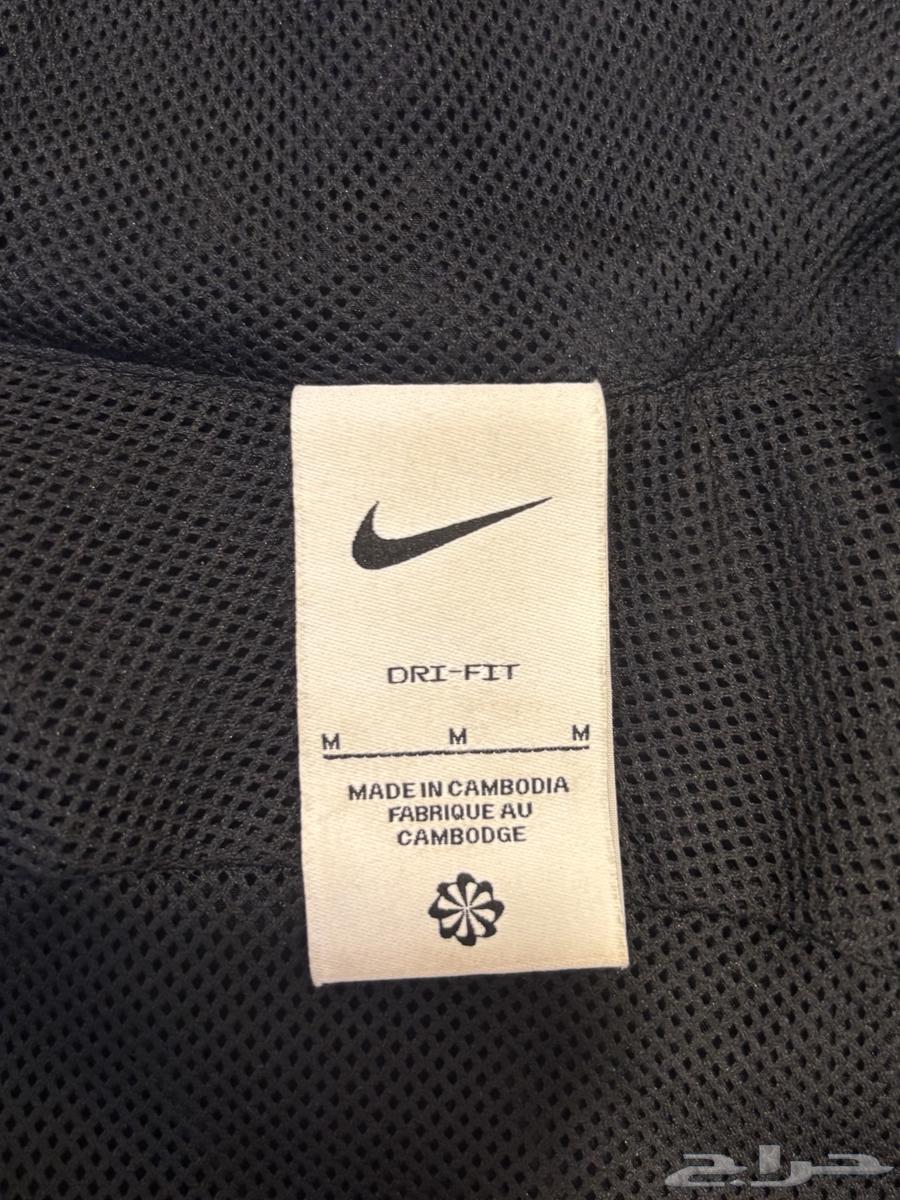 بلوفر صيفي أسود من Nike64552177652483112