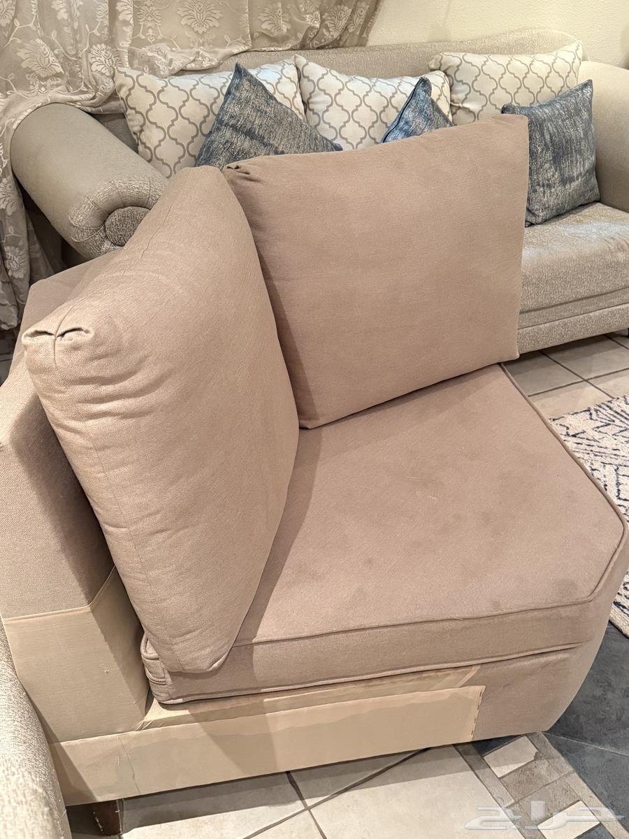 Used good condition L-shaped sofa, three pieces and curtain64548406484738111