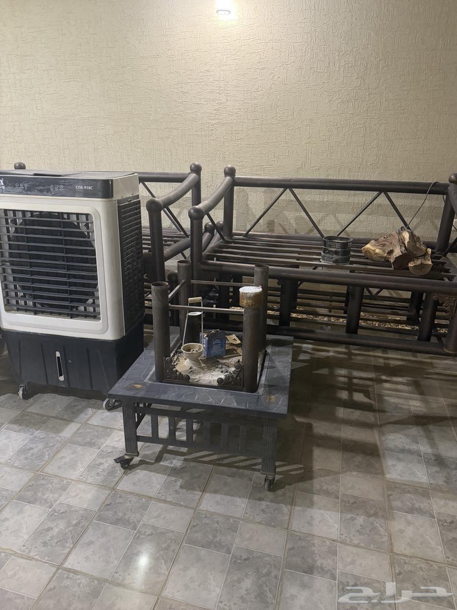 3 كراسي حديد و4 طاولات للبيع ومنقد64550761020931110