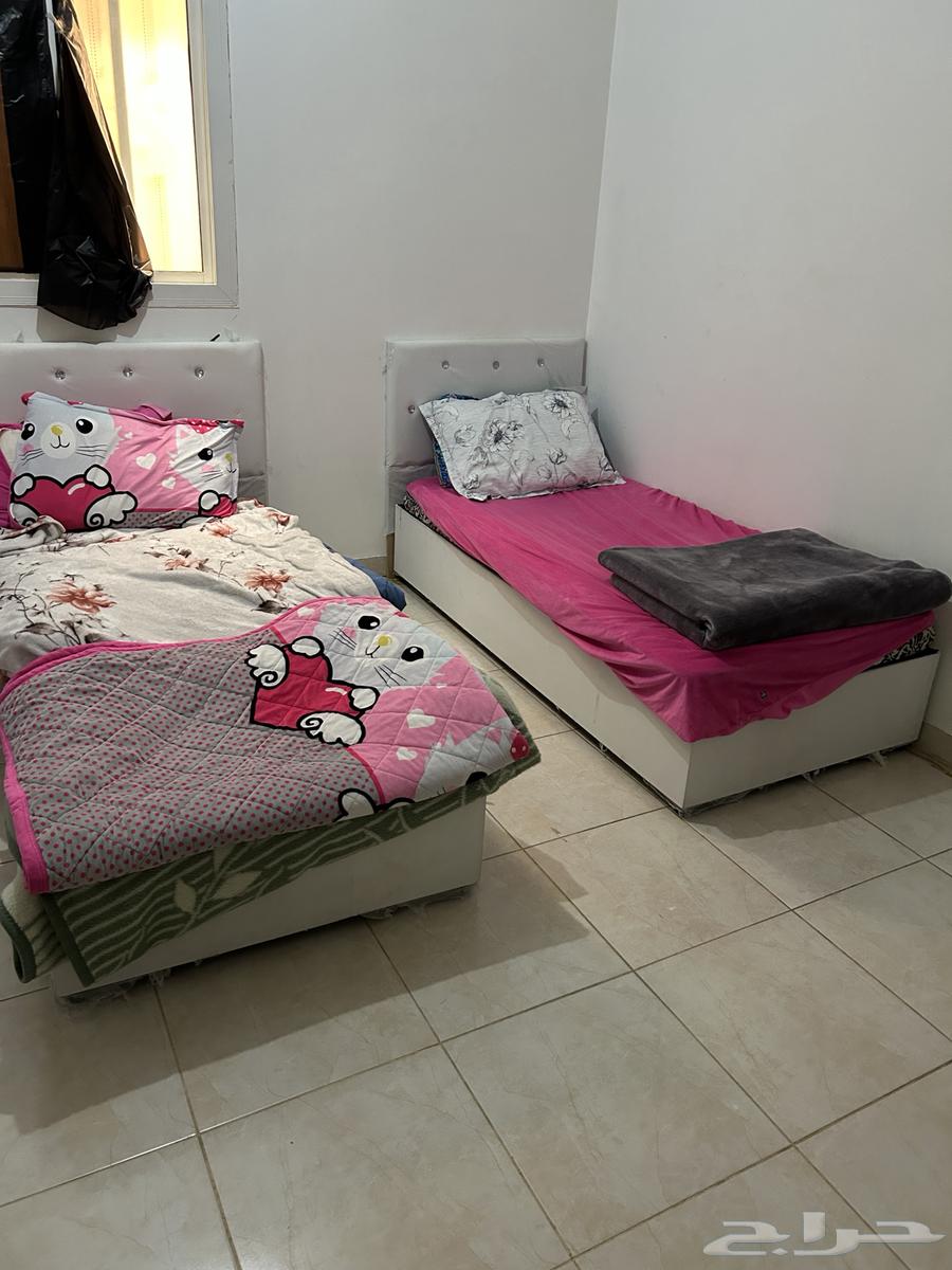 Daewoo washing machine and two beds64547555602178112